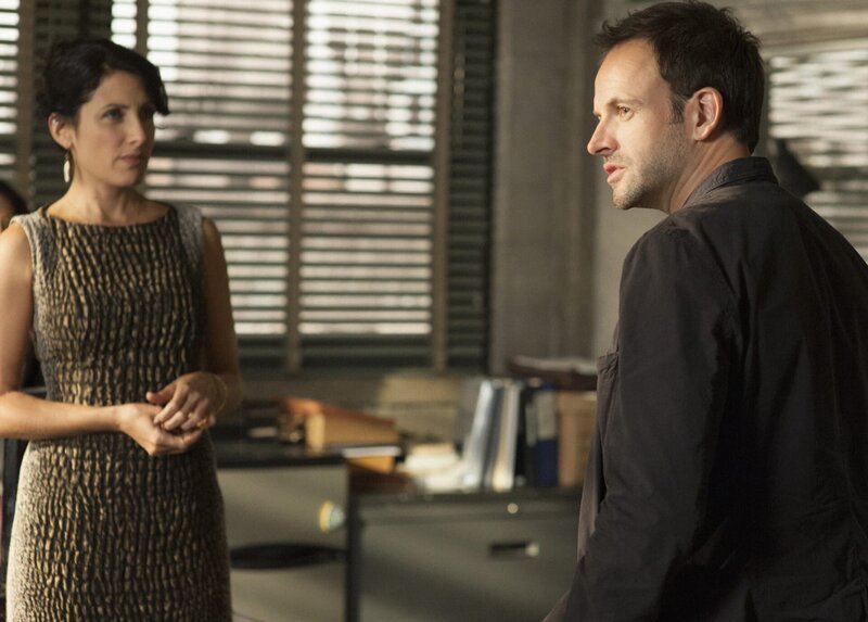 Sherlock Holmes (Jonny Lee Miller, r.) ermittelt in einem neuen Fall und stößt dabei auf Heather (Lisa Edelstein, l.), doch hat sie etwas damit zu tun? – Bild: ProSiebenSat.1 Media SE