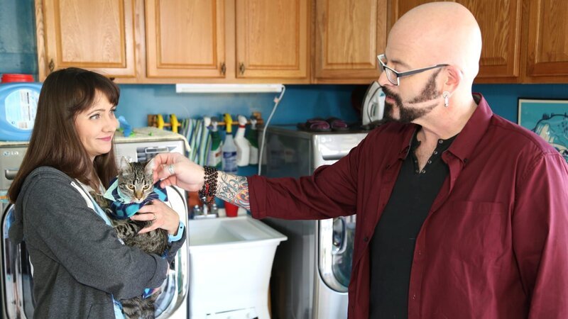 Shanta holding Arkadiy while Jackson petting the cat. – Bild: Animal Planet /​ Discovery Communications