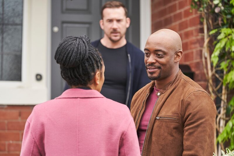 DS Jenn Townsends (Marsha Thomason, l.) Sohn ist wieder zurück. Doch das plötzliche Auftauchen ihres Ex-Mannes Guy Townsend (Oliver Alvin Wilson, r.) stellt ihre Beziehung mit ihrem Freund Chris Fischer (Barry Sloane, M.) vor neue Herausforderungen. – Bild: ZDF und Jonny Birch