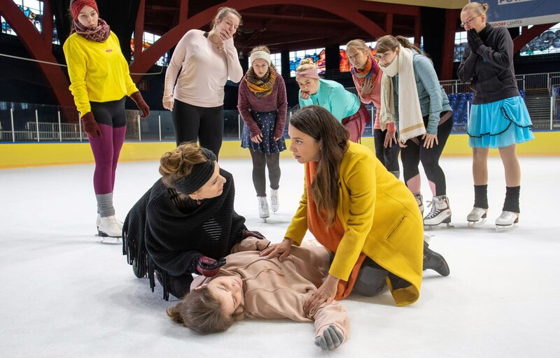 Solveig Dietze (Linda Stockfleth, liegend) ist beim Eiskunstlauf-Training gestürzt. Ihre Mutter Jutta (Judith Rosmair, li.) glaubt erst, dass sie simuliert. Doch als Arzu Ritter (Arzu Bazman, re.) bei Solveig ankommt, wird klar: Es ist ernst. Solveig muss sofort in eine Klinik. – Bild: MDR/​Saxonia Media/​Rudolf Wernicke