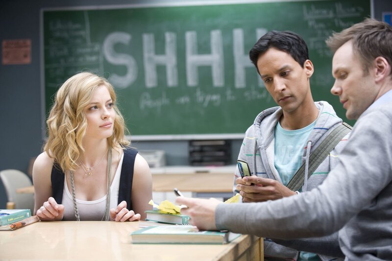 Community Staffel 1 Folge 17 Verkupplungsversuch: Gillian Jacobs als Britta Perry, Danny Pudi als Abed Nadir, Joel McHale als Jeff Winger Copyright: SRF/​2009, 2010 Sony Pictures Television Inc. – Bild: SRF/​2009