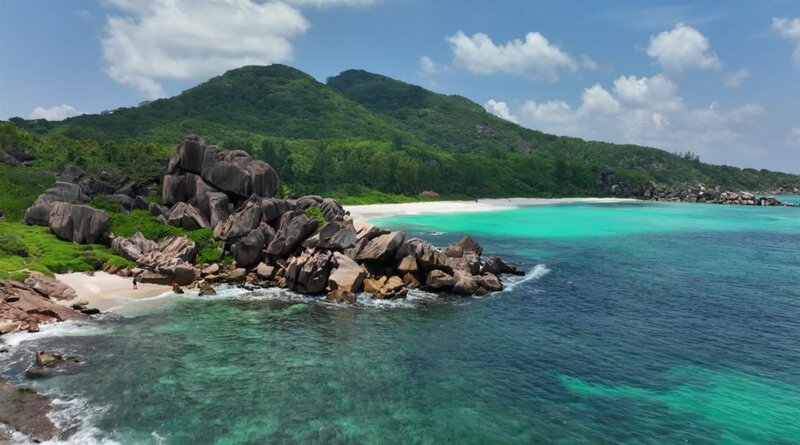 Einmal Sonne tanken. Wir sind unterwegs zu den schönsten Stränden der Welt. Von der Algarve bis zu den Seychellen – 20 Traumstrände, die Sie kennen sollten. – Strand auf den Seychellen. – Bild: rbb/​NDR /​ SWR Presse/​Bildkommunikation