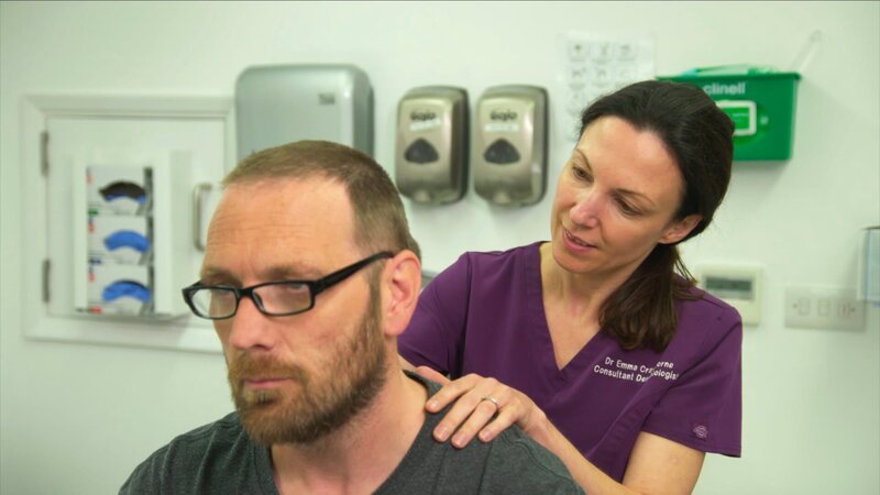 Dr Emma examines Gary. – Bild: Quest Red /​ Full Fat TV /​ Discovery Communications, LLC