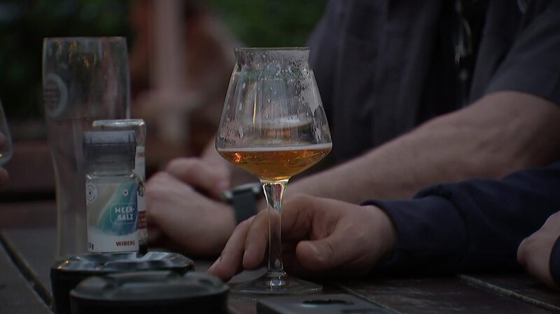Es gibt sie noch: die Alt-Berliner Gasthäuser, die mit viel Charme und guter Küche ihre Gäste verwöhnen. Ein Stadtspaziergang vom „Alten Dorfkrug“ in Lübars bis zum „Eicheneck“ in Köpenick. Warum ist hier das Schnitzel so lecker? Als Gäste sind mit dabei: Musiklegende Frank Zander und Opernstar Thomas Quasthoff. – Kühles Bier. – Bild: rbb