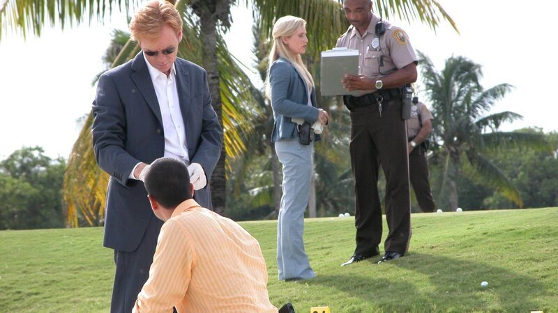Auf einem Golfplatz wurde die Leiche eines Schülers gefunden. Erst nach und nach gelingt es Horatios Team (v.l. David Caruso, Adam Rodriguez, Emily Procter, Komparse), den Tathergang zu klären und die skandalösen Hintergründe des Verbrechens aufzudecken … – Bild: SUPER RTL
