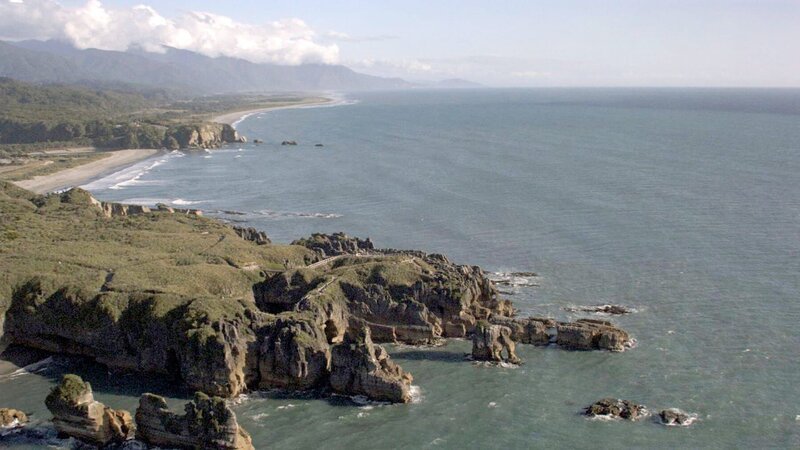 Wie aufgetürmte Pfannkuchen ragen die sogenannten „Pancake Rocks“ bei Punakaiki aus dem Meer. – Bild: gebrueder beetz filmproduktion/​Andy Salek