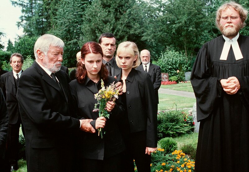Der Gutsbesitzer Jon Kamphoven (Dietmar Schönherr) steht seiner Enkelin Christine (Annett Renneberg) bei, die um ihren tödlich verunglückten Geliebten trauert. Auch Christines beste Freundin Winnie (Jenny-Marie Muck) ist für sie da. – Bild: ARD/​DEGETO