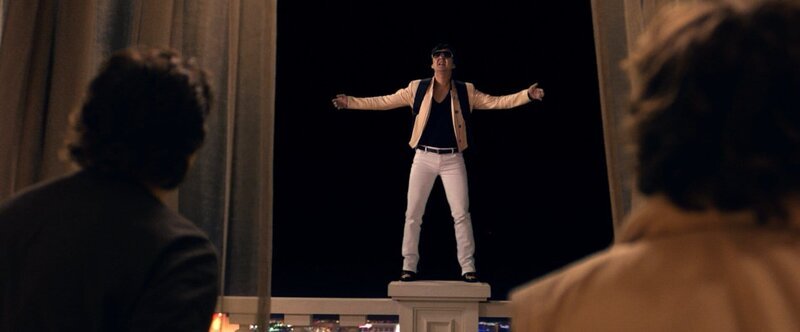 Hofft auf einen Freiflug: Im Drogenrausch und mit flugfähigem Gepäck auf dem Rücken plant Leslie Chow (Ken Jeong) seine spektakuläre Flucht … – Bild: 2013 Warner Brothers Lizenzbild frei