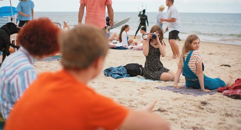 Alfons und seine Freund*innen Benni, Emilia und Leonie sitzen am Rügener Strand. – Bild: MDR/​Violetta Grimm /​ Oliver Stümer, X Filme Creative Pool, X Verleih