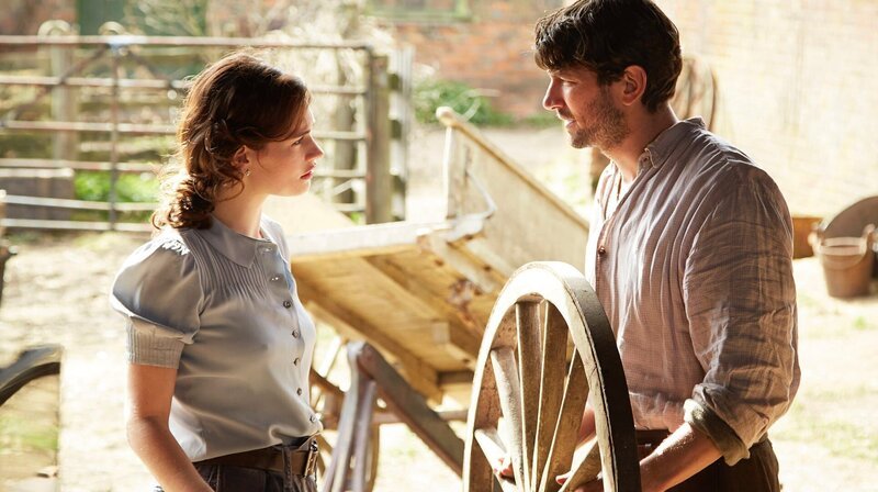 Journalistin Juliet Ashton (Lily James) trifft Dawsey Adams (Michiel Huisman) – Bild: MDR/Studiocanal GmbH, Kerry Brow Journalistin Juliet Ashton (Lily James) trifft Dawsey Adams (Michiel Huisman) – Bild: MDR/Studiocanal GmbH, Kerry Brow