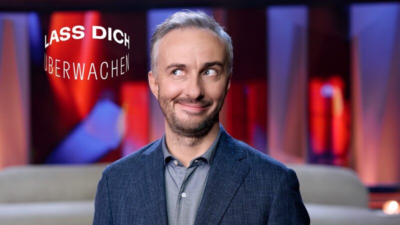 Jan Böhmermann im Studio von „Lass dich überwachen!“. – Bild: Ben Knabe