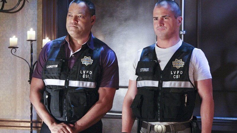 Eine erste Spur in dem ‚Werwolf‘-Mordfall führt Ray (Laurence Fishburne, li.) und Nick (George Eads) in ein Hotel, in dem gerade ein ganz besonderes Fest stattfinden soll: Eine Vampirhochzeit. – Bild: MG RTL D /​ CBS