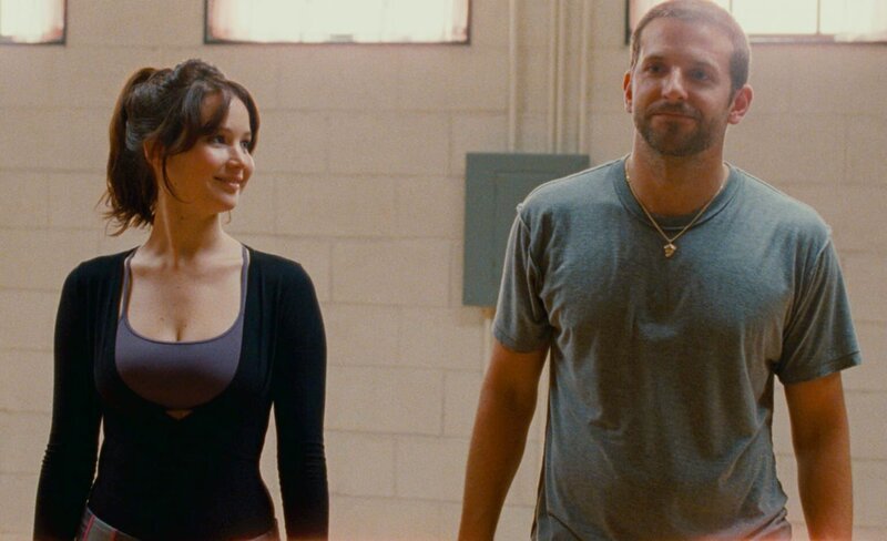 Obwohl Pat (Bradley Cooper, r.) eigentlich für das Tanzen nichts übrig hat, lässt er sich von Tiffany (Jennifer Lawrence, l.) dazu überreden, an einem Tanzwettbewerb teilzunehmen, als sie bereit erklärt, dafür im Gegenzug seiner Ex einen Brief zuzustellen … – Bild: The Weinstein Company
