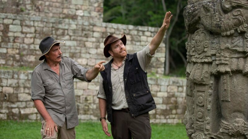 Josh Gates (r.) und Bill Homann untersuchen die Architektur der Maya. – Bild: Ben Boyle /​ Discovery Channel