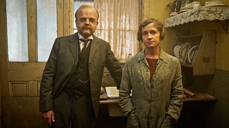 John Mayhew (Toby Jones) und Alice Mayhew (Hayley Carmichael) – Bild: PLURIMEDIA (Mammoth Screen /​ Agatha Christie Productions /​ British Broadcasting Corporation)