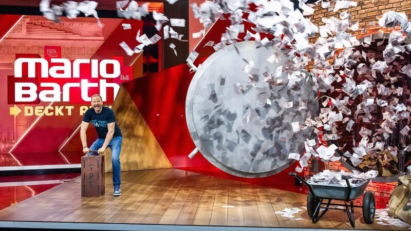 Gastgeber Mario Barth. – Bild: RTL /​ Sebastian Drüen
