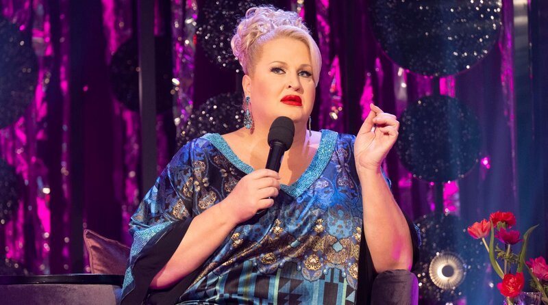 Gastgeberin Daphne de Luxe – Bild: WDR/​Melanie Grande