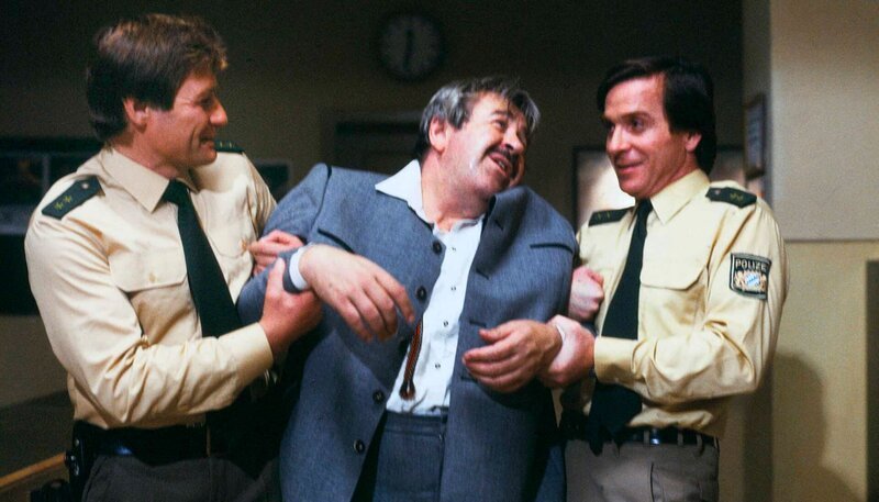 Von links: Polizist (N.N.), Herr Metz (Willy Harlander) und Heinl (Elmar Wepper). Weiteres Bildmaterial finden Sie unter www.br-foto.de. – Bild: BR/​Neue Münchner Filmproduktion
