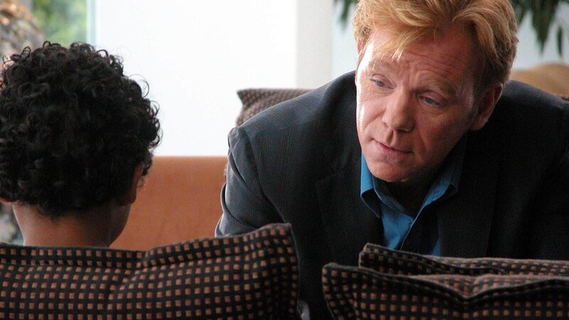 Ein weiteres Problem bei den Ermittlungen des CSI-Team stellt der einzige Zeuge, der 10-jährige Sohn (Noah Gray-Cabey, l.) der Toten, dar, den Horatio (David Caruso) zu schützen versucht. – Bild: SUPER RTL