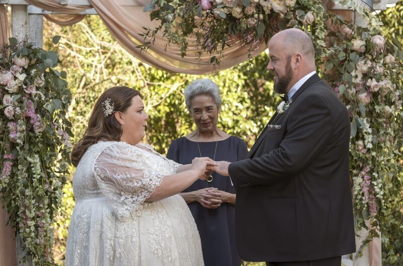 Pictured: (l-r): Kate Pearson (Chrissy Metz), K&T Justice of the Peace (Laura Leyva) and Toby Damon (Chris Sullivan). – Bild: 2017–2018 NBCUniversal Media, LLC. All rights reserved. /​ Ron Batzdorff Lizenzbild frei