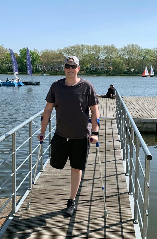 Alex Böhmer arbeitet, trotz der krebsbedingten Beinamputation, endlich wieder in seinem Traumjob als Flugbegleiter. – Bild: HR