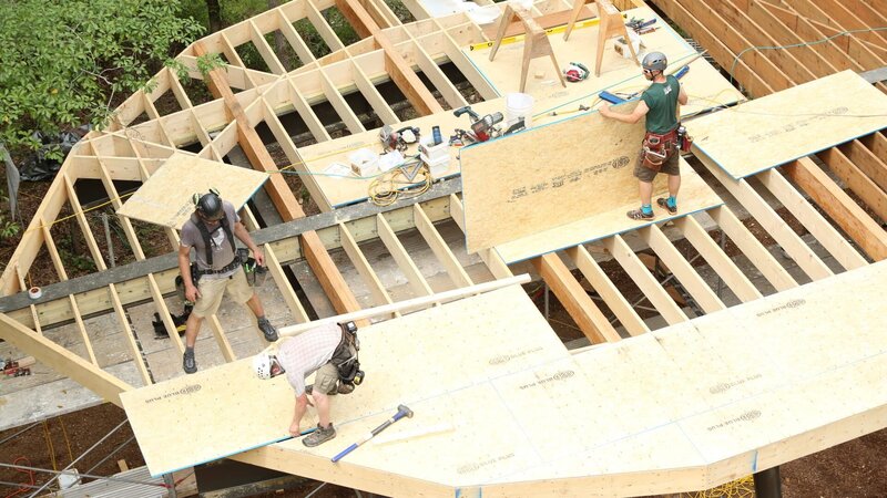 Pete Nelson and the crew building a treehouse for their clients. – Bild: Animal Planet /​ Discovery Communications