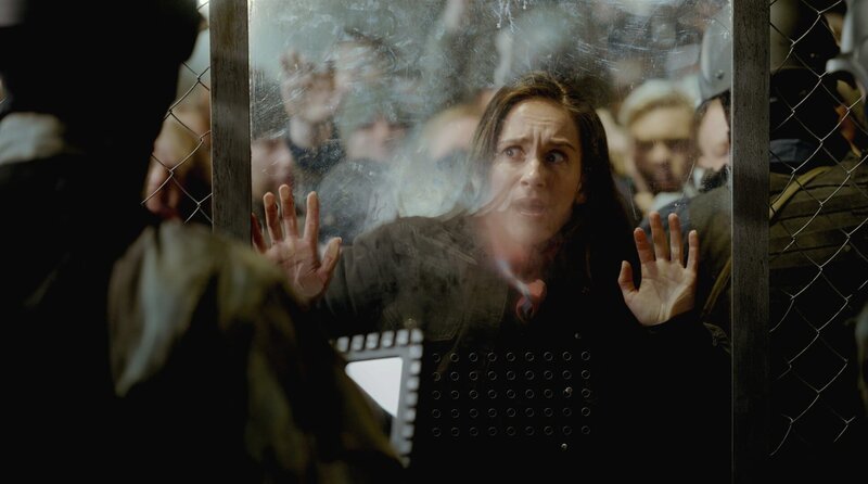 Die Britin Uma (Nina Yndis) zeigt dem Grenzschutz ihre Einreisegenehmigung – Bild: ARD Degeto/​Maipo Film/​Viaplay Group/​Lukas Salna
