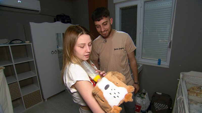 Loredanas 19. Geburtstag steht bevor. Sie feiert ihn mit ihrem Freund Servet in der Türkei. Er freut sich auf das Wiedersehen mit ihr und Sohn Aurelio. – Bild: RTLZWEI