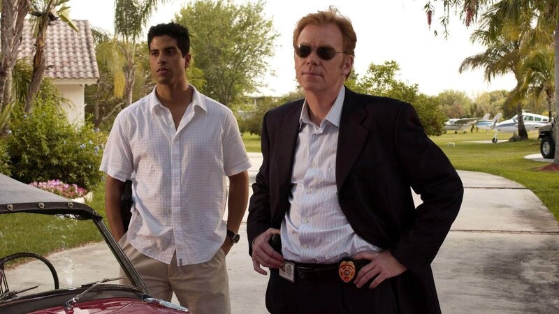 Lt. Horatio Caine (David Caruso, r.) und Eric Delko (Adam Rodriguez) suchen seinen Flugpartner Wes Gallagher auf. – Bild: TVNOW /​ CBS