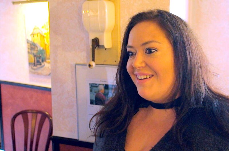 Steffi Flerus, Kaffee-und Restaurantbetreiberin, 2020 als Neupächterin der „Kaffeemühle Ahrweiler“ – Bild: SWR/​Amapola Film/​Dirk Rensmann