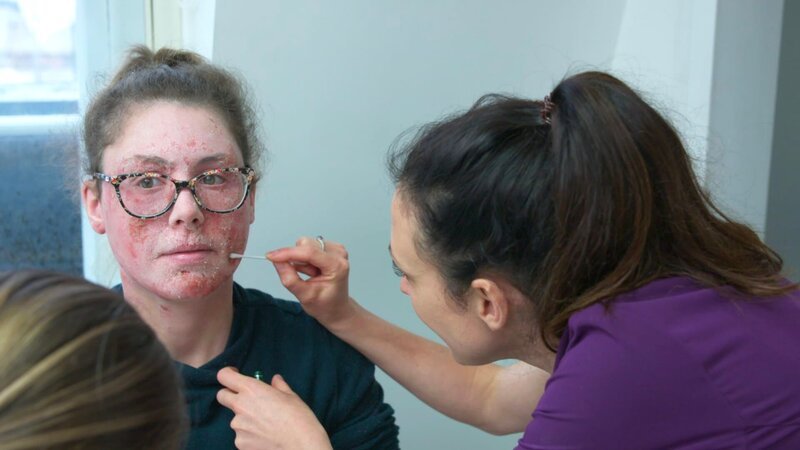Dr Emma examining Louise. – Bild: Quest Red /​ Full Fat TV /​ Discovery Communications