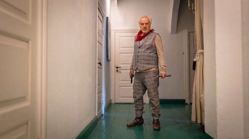 Auf den Spuren von Nainas Leiche landet Profi-Killer Bernd (Bernhard Schütz) in einem Hospiz. – Bild: NDR/​Boris Laewen