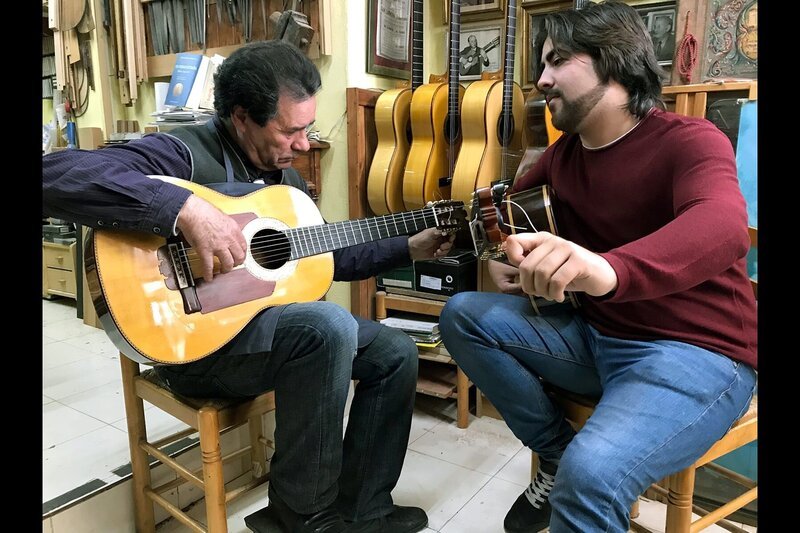 Der 23-jährige Alvaro Pérez, mit Künstlernamen „El Martinete“, ist ein junger aufstrebender Flamenco-Gitarrist aus Granada. – Bild: MedienKontor/​Stefan Richts