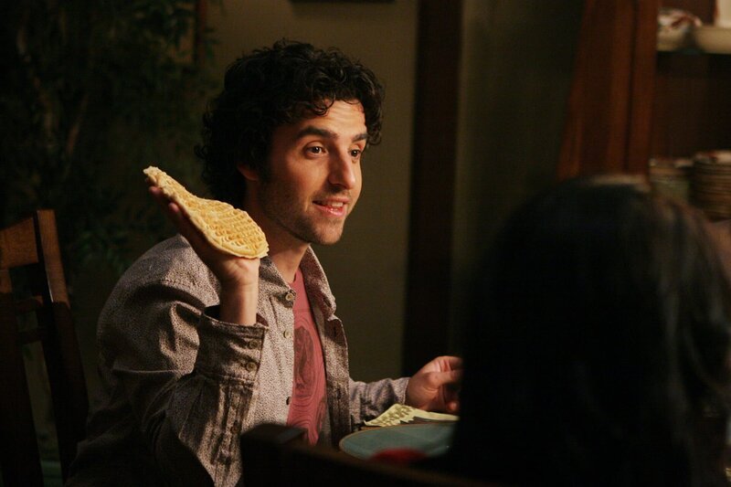 Nach dem erfolgreichen Abschluss des Falles backt Charlie Eppes (David Krumholtz) Waffeln für Amita und das gesamte Team. – Bild: Paramount Network Television Lizenzbild frei