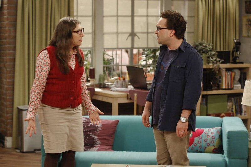 Amy (Mayim Bialik, l.) und Leonard (Johnny Galecki, r.) sind sich, aus ganz unterschiedlichen Gründen, einig, dass sie die Freundschaft von Penny und Beverly nicht gutheißen … – Bild: Warner Bros. Television Lizenzbild frei