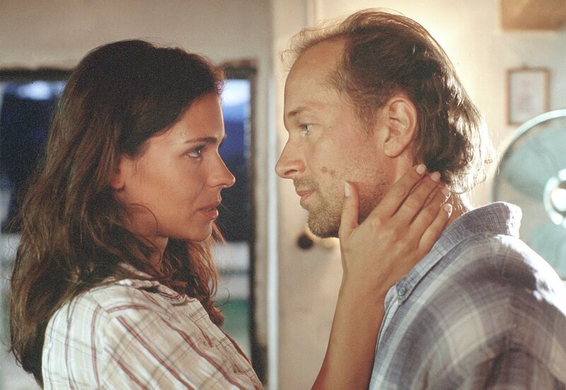 Steffi (Katja Woywood) und Paul (Jochen Horst) haben sich ernsthaft ineinander verliebt. – Bild: ARD/​Degeto/​Marco-Orlando Pichler