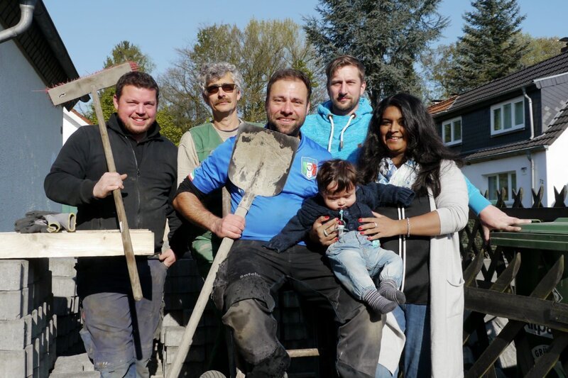 V.l.: Henrik, Ralf, Claus, André, Sita und Sohn Mylo – Bild: MG RTL D /​ Tokee Bros.