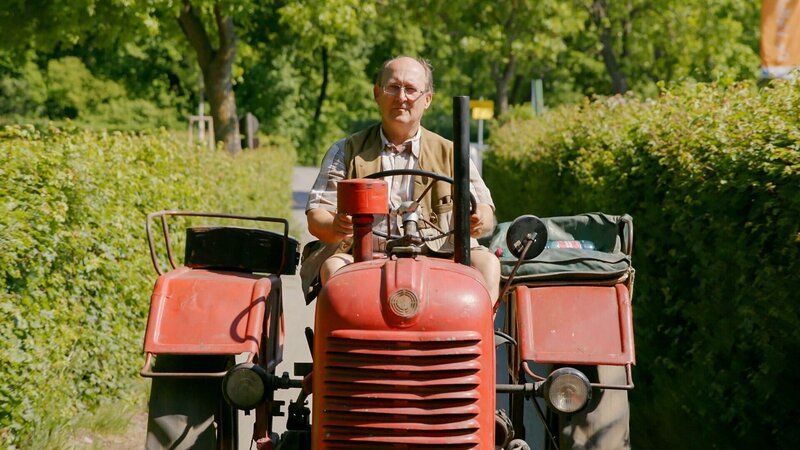 Stefan Schöner, beim Traktorfahren. – Bild: ORF/​METAFILM