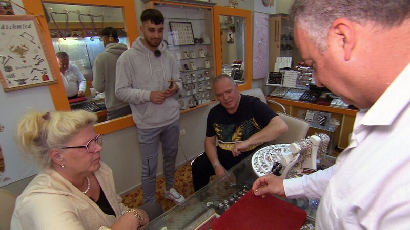 Auch einen Verlobungsring möchte Servet noch besorgen. Silvias und Haralds Unterstützung bekommt er jedenfalls schon einmal. – Bild: RTLZWEI