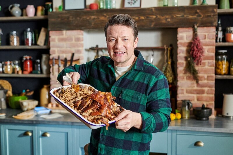 Jamie Oliver mit einem frisch zubereiteten Pull Pork. – Bild: RTL /​ ©2022 Jamie Oliver Enterprises Ltd
