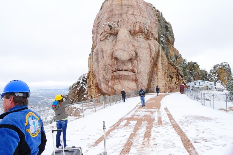 Um das erstaunliche Monument Mount Rushmore, in dem vier riesige Gesichter von amerikanischen Präsidenten zu sehen sind, ranken sich einige Geheimnisse. – Bild: Indigo Films/​ DCL