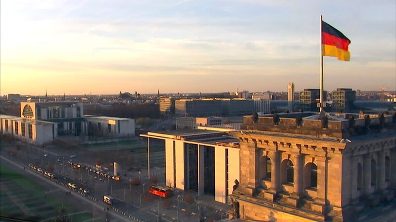 Das Jahr 1991 – der Bundestag beschließt seinen Umzug nach Berlin. Hunderttausende demonstrieren gegen den Irak-Krieg, der erste Mauerschützenprozess findet statt und die „Treuhand“ wird für viele Ost-Berliner zum Synonym für Abwicklung. Eine Berlin-Chronik der Superlative: 40 Folgen, von 1961, dem Jahr des Mauerbaus, bis 1999, als Berlin wieder Hauptstadt eines vereinten Deutschland ist. – Foto: Hauptstadtbeschluss im Juni 1991. – Bild: rbb