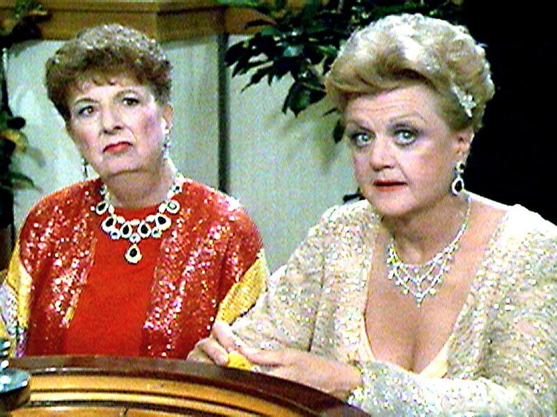 Jessica (Angela Lansbury) gibt sich als reiche Witwe aus und lernt so auch Alva Crane (Mary Wickes) kennen. – Bild: Super RTL