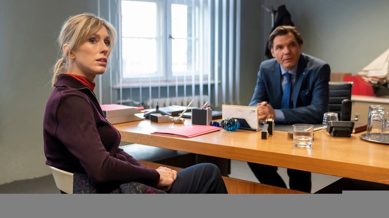 Erste Dienstbesprechung mit Dr. Brunner (Max Hopp) nach Ellens (Rikke Lylloff) Rückkehr. – Bild: NDR/​Razor Film/​Oliver Feist