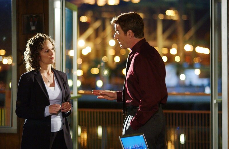 Jack Bollinger (Kevin Kilner) engagiert eine Schauspielerin (Melora Hardin), die Monks verstorbene Ehefrau Trudy spielen soll. – Bild: SUPER RTL