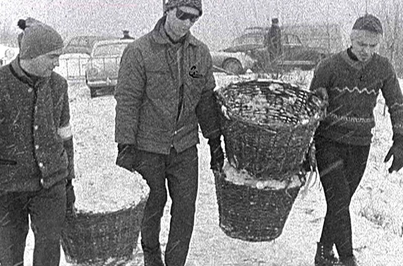 Präparieren der Schanze am Teufelsberg, 1962. Ski und Rodel waren den Berlinern nichts Fremdes, übers Eis konnte man auf Kufen flitzen oder es zum Baden und Angeln benutzen. Die benötigten Sportgeräte konnten vielerorts geliehen werden – meistens. Der Teufelsberg war ein Dorado für Skiartisten und Bodos Geschoss ließ das Neukölner Eisstadion beben. – Bild: rbb