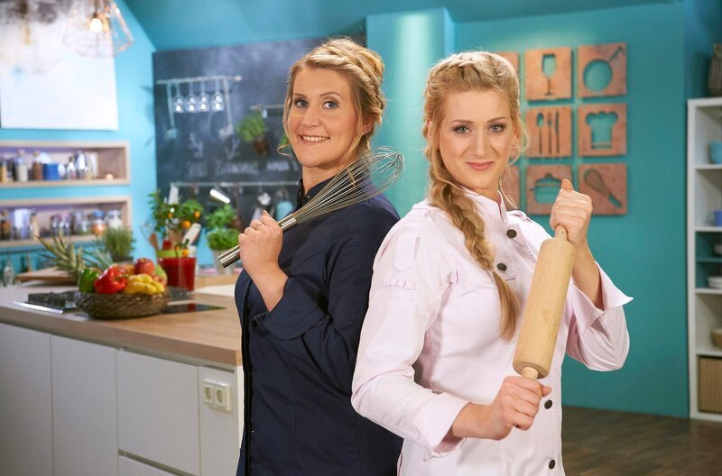 In einer offenen, gemütlichen Wohnküche zeigen Deutschlands jüngste Sterneköchin Julia Komp (l) aus Overath und Back- und Konditormeisterin Marie-Thérèse Simon aus Löhne ihre besten Rezepte in der unterhaltsamen Koch- und Back-Sendung. – Bild: WDR/​Melanie Grande