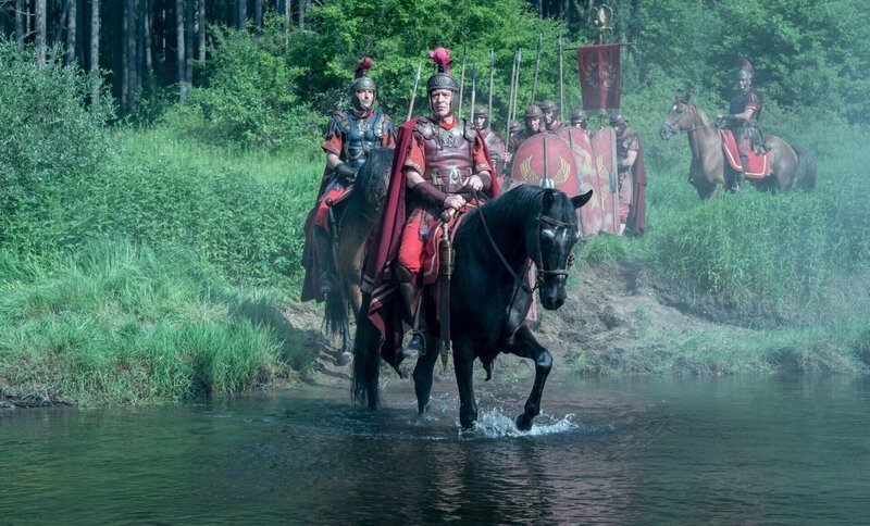 Julius Caesar (Jack Ellis, l.) und Mark Antony (Nathan Dean Williams) – Bild: RTL/​October Films