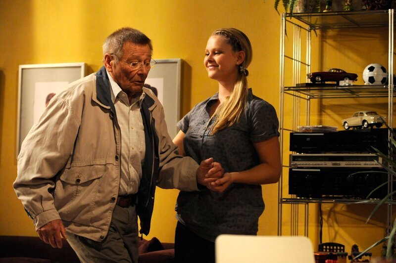 Yvi glaubt, dass sie sich etwas Geld dazu verdienen kann, wenn sie sich mehr um ihren Opa kümmert. Von links: Alois (Erich Hallhuber sen.) und Yvonne Preissinger (Alexa Eilers). – Bild: Marco Orlando Pichler, BR