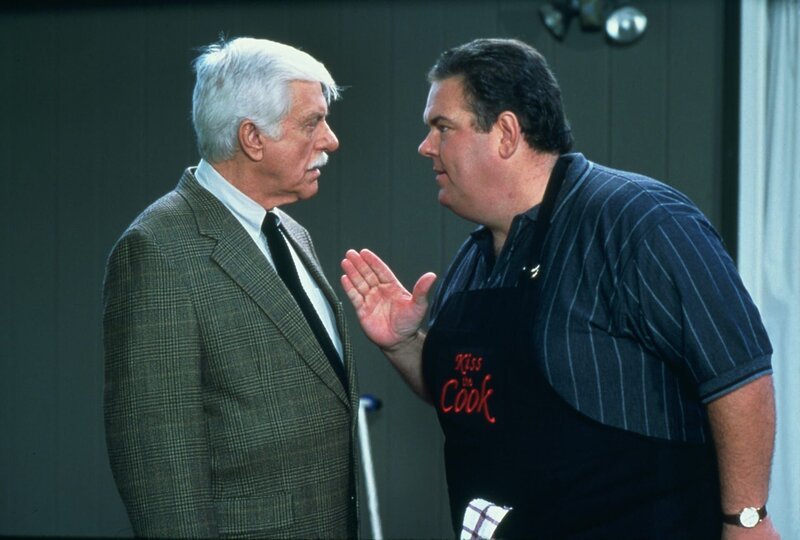 Dr. Mark Sloan (Dick Van Dyke, l.); Howard Weber (Jim O’Heir, r.) – Bild: MMXVII CBS Broadcasting Inc. Lizenzbild frei
